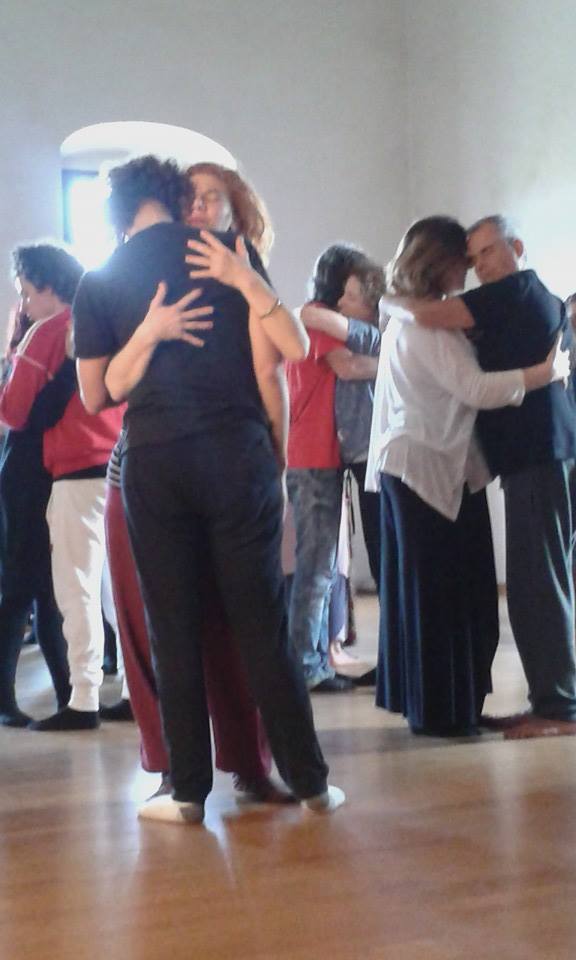 Serena Zampini che conduce sessione durante Festival di TangoOlistico® a Titignano 17-18-19 aprile 2015